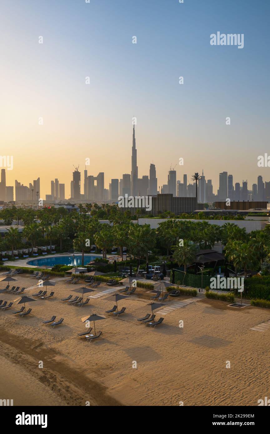 Skyline von Dubai von den Wolkenkratzern der Innenstadt von der Küste aus gesehen. Panoramablick auf die Innenstadt von Dubai mit modernen Wolkenkratzern im Vereinigten Arabischen Emir Stockfoto