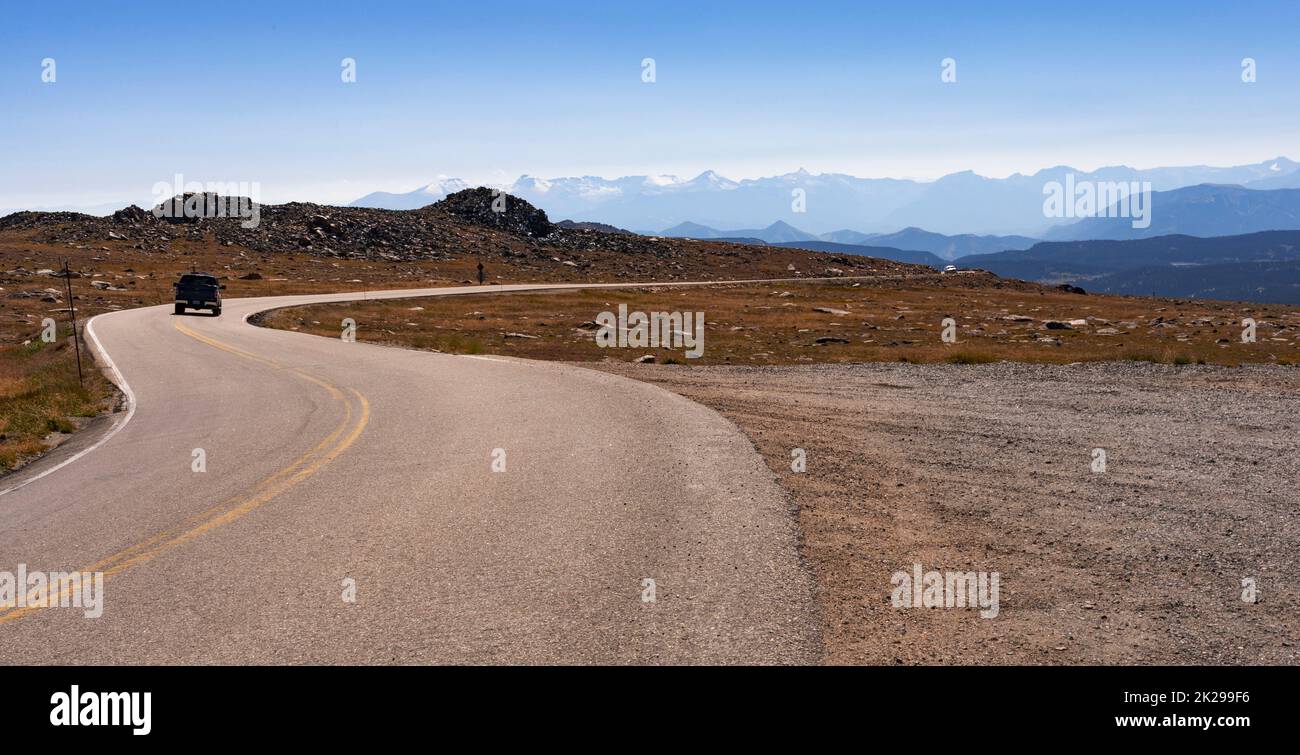 Die Beartooth Highway Loop macht eine S-Kurve in den Bergen mit über 10, 000 Fuß, die von Montana nach Wyoming führt. Sie erhalten eine Top-Ansicht der Welt. Stockfoto