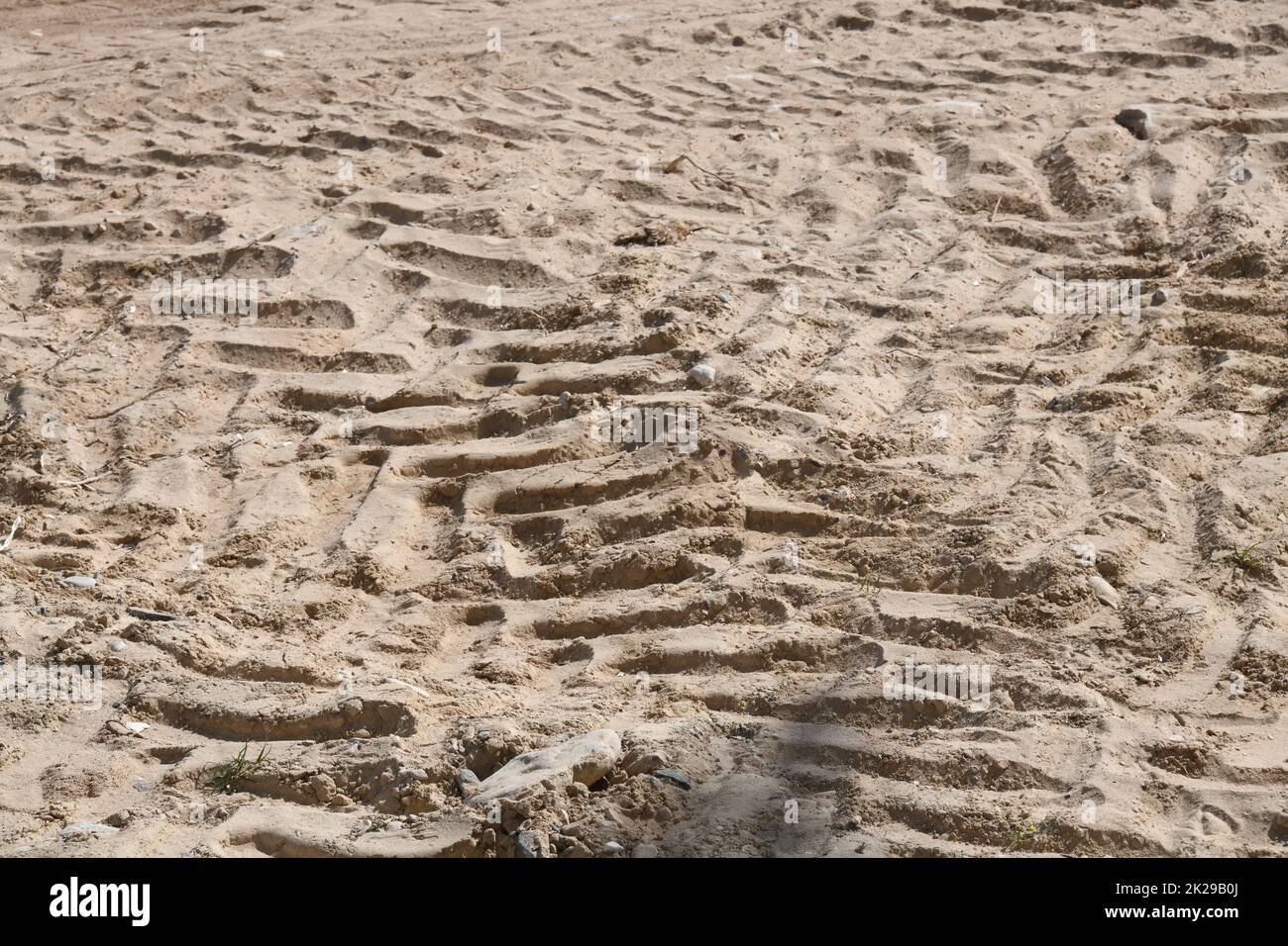 Reifenspuren im Sand, Provinz Alicante, Costa Blanca, Spanien Stockfoto