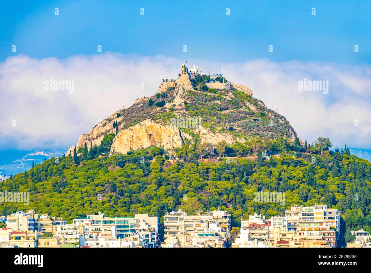 Likavittou Lykabettus und Heilige Kirche von St. Isidore Athen Griechenland. Stockfoto