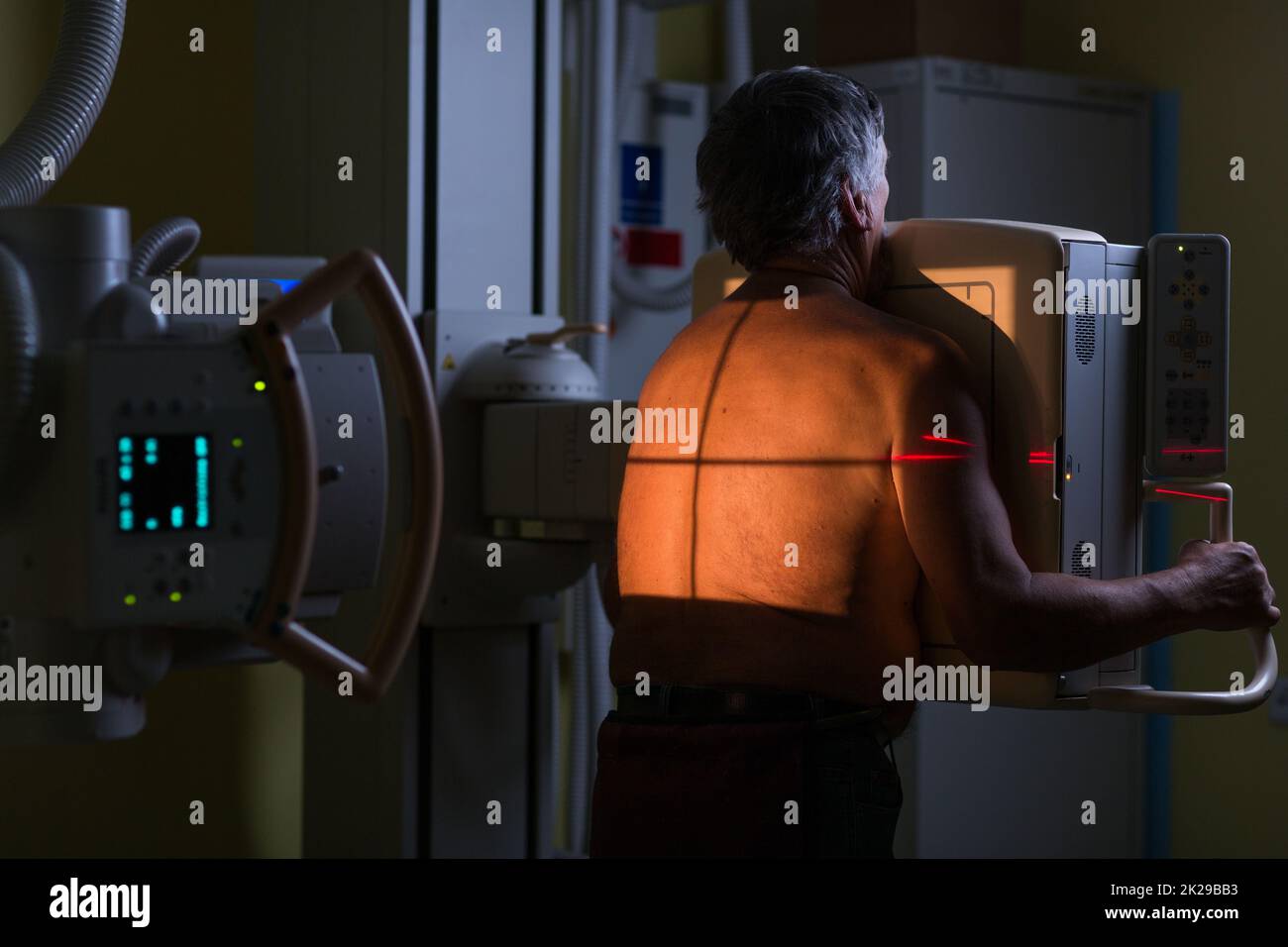 Röntgenuntersuchung eines Seniors in einem modernen Krankenhaus (farbiges Bild) Stockfoto