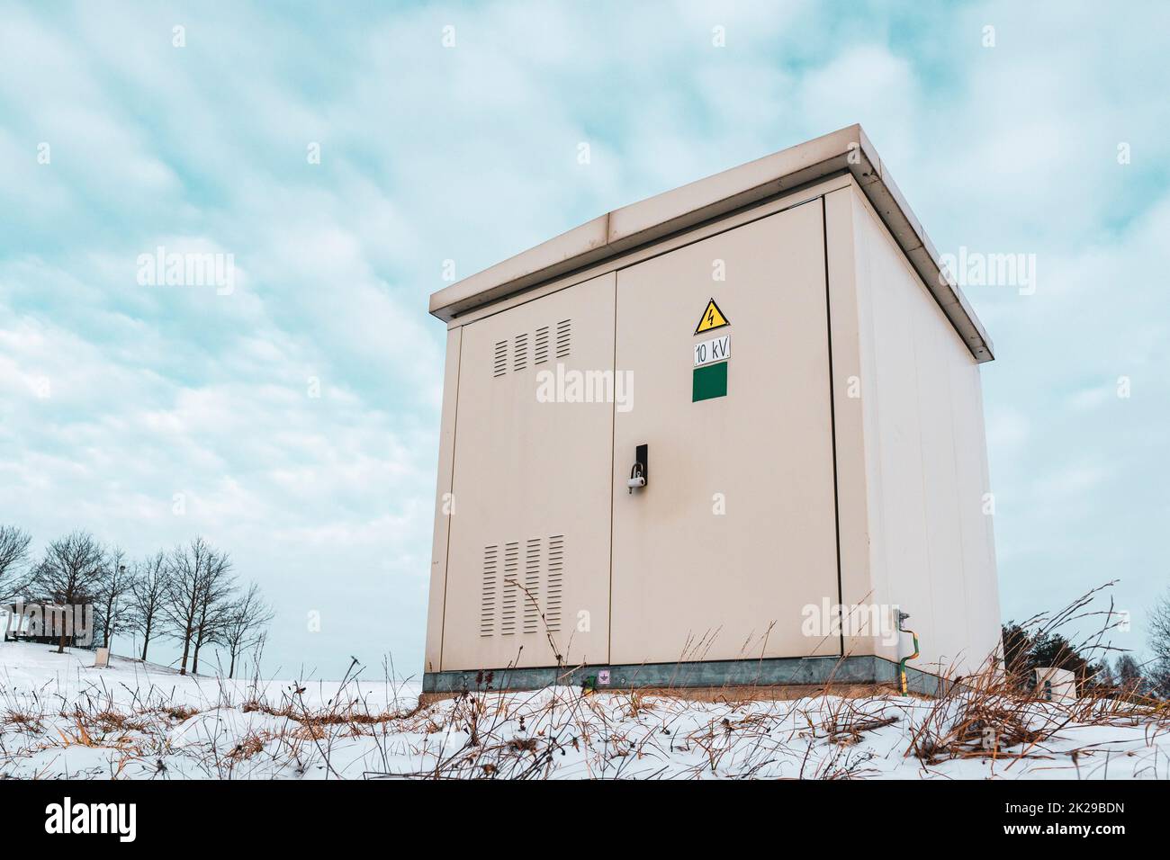 Elektrischer Hochspannungs-Verteilerschrank im Freien bei Schnee Stockfoto