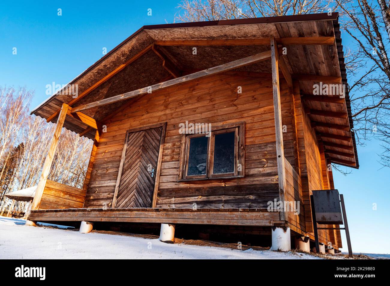 Ökologisches kleines Holzhaus in der Wintersaison Stockfoto