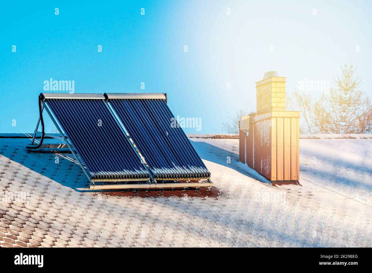 Solarbetriebener Warmwasserbereiter auf dem Dach Stockfoto