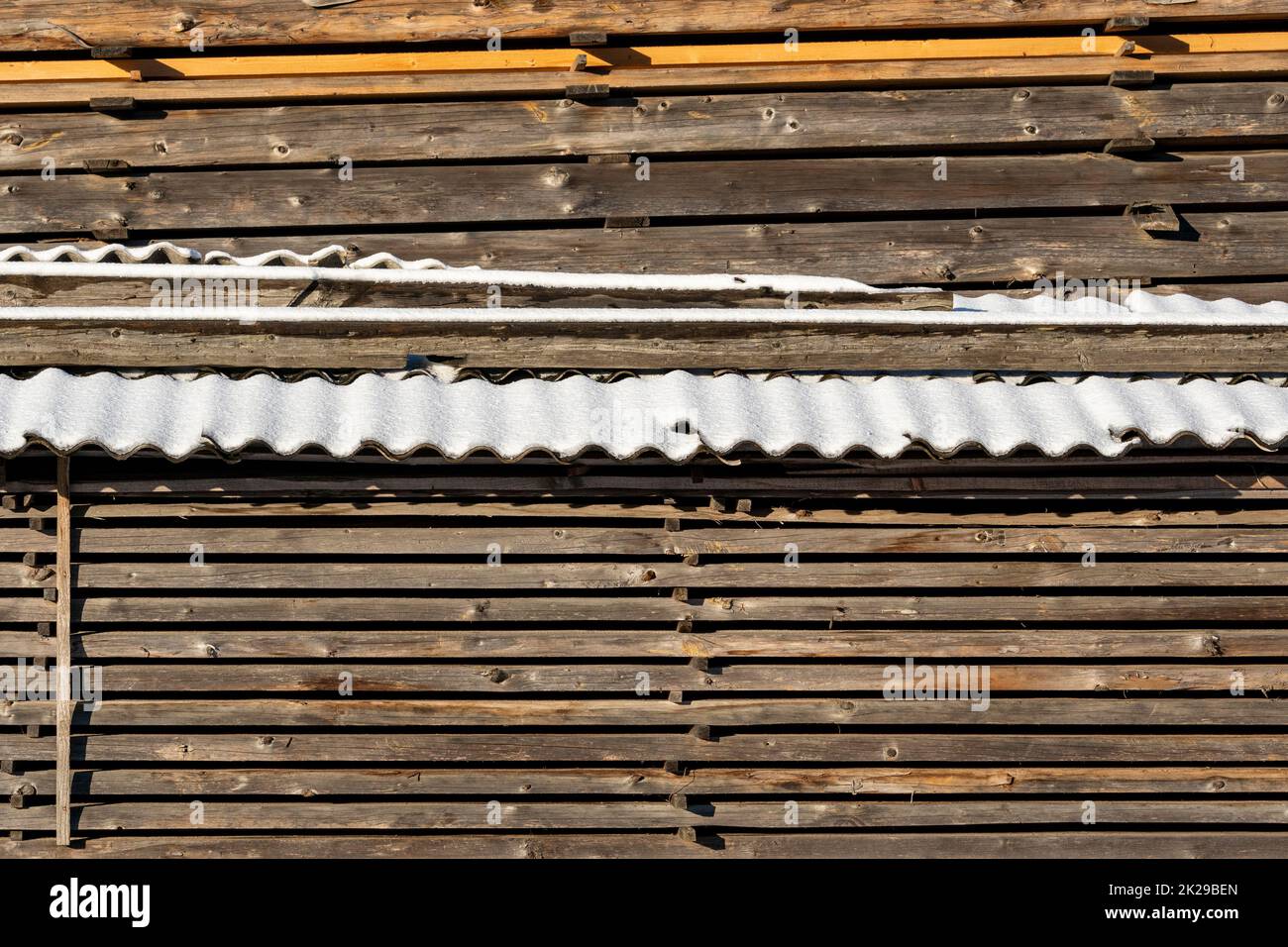 Holzstapel aus Holzrohlingen Baumaterial Stockfoto