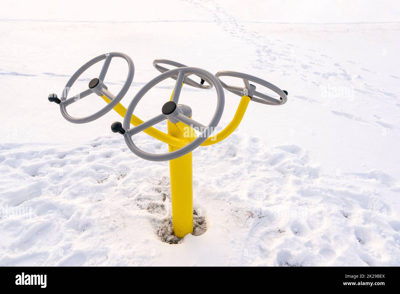 Fitnessgeräte im Winterpark Stockfoto