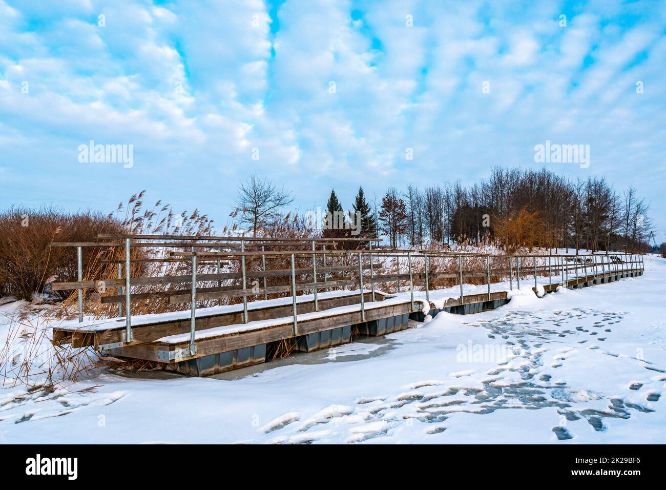 Pontonbrücke auf Eis im Winter Stockfoto