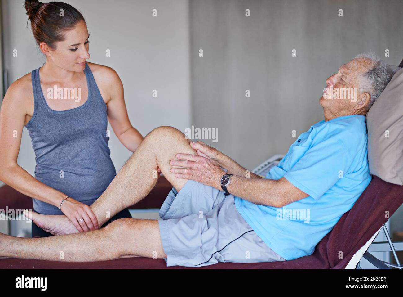 Wie fühlt sich das an. Ein älterer Mann, der eine Physiotherapie macht. Stockfoto