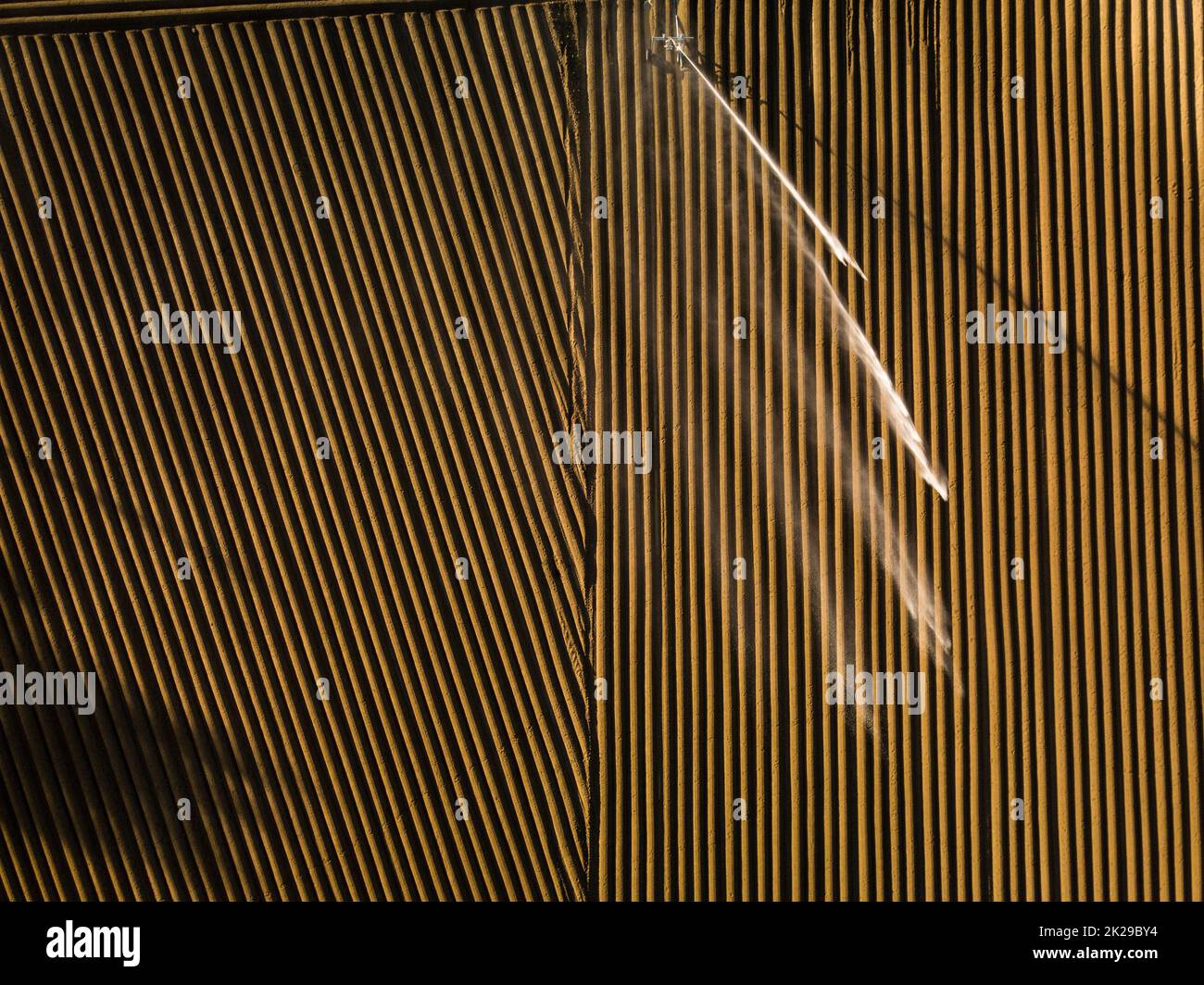 Intensive Landwirtschaft wird mit riesigen Mengen Wasser bewässert Ein heißer Sommertag - Luftbild Stockfoto