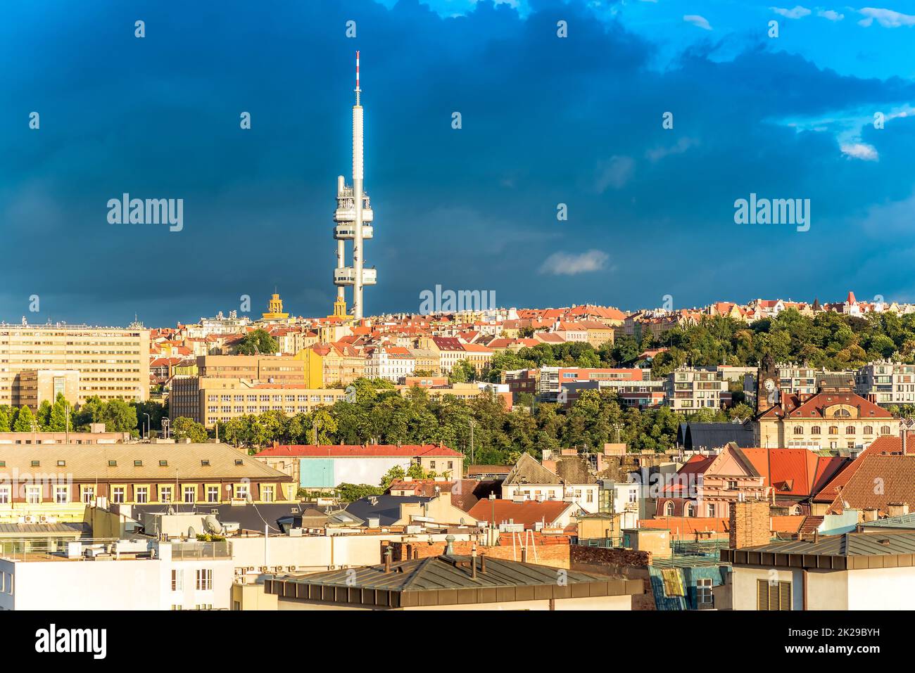 Prager Stadtbild mit dem berühmten Zizkov Fernsehturm Stockfoto