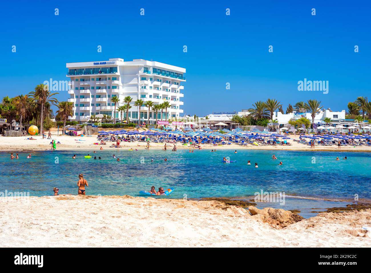 AYIA NAPA, ZYPERN - 18. AUGUST 2016: Leute, die einen schönen Sommertag in Vathia Gonia (Sandy Bay) Beach genießen Stockfoto