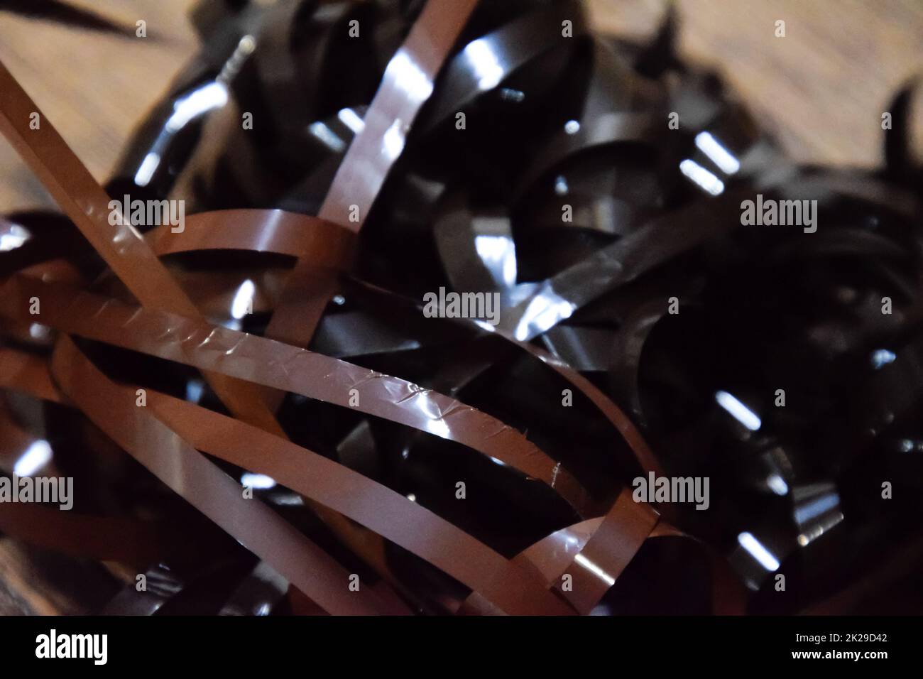 Audiofilm auf dem Tisch. Ein Magnetfilm aus einer zerbrochenen Kassette. Stockfoto