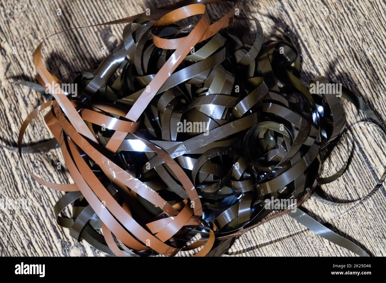 Audiofilm auf dem Tisch. Ein Magnetfilm aus einer zerbrochenen Kassette. Stockfoto