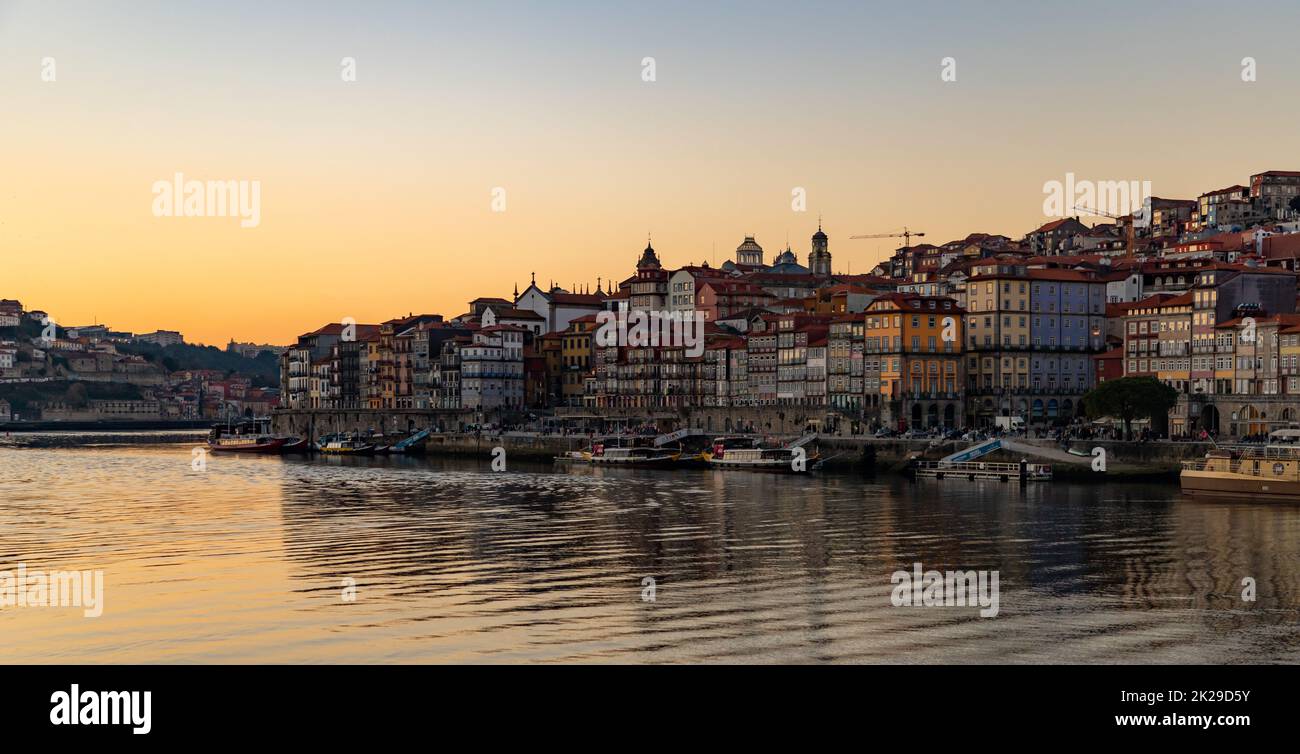 Viertel Porto und Ribeira bei Sonnenuntergang Stockfoto