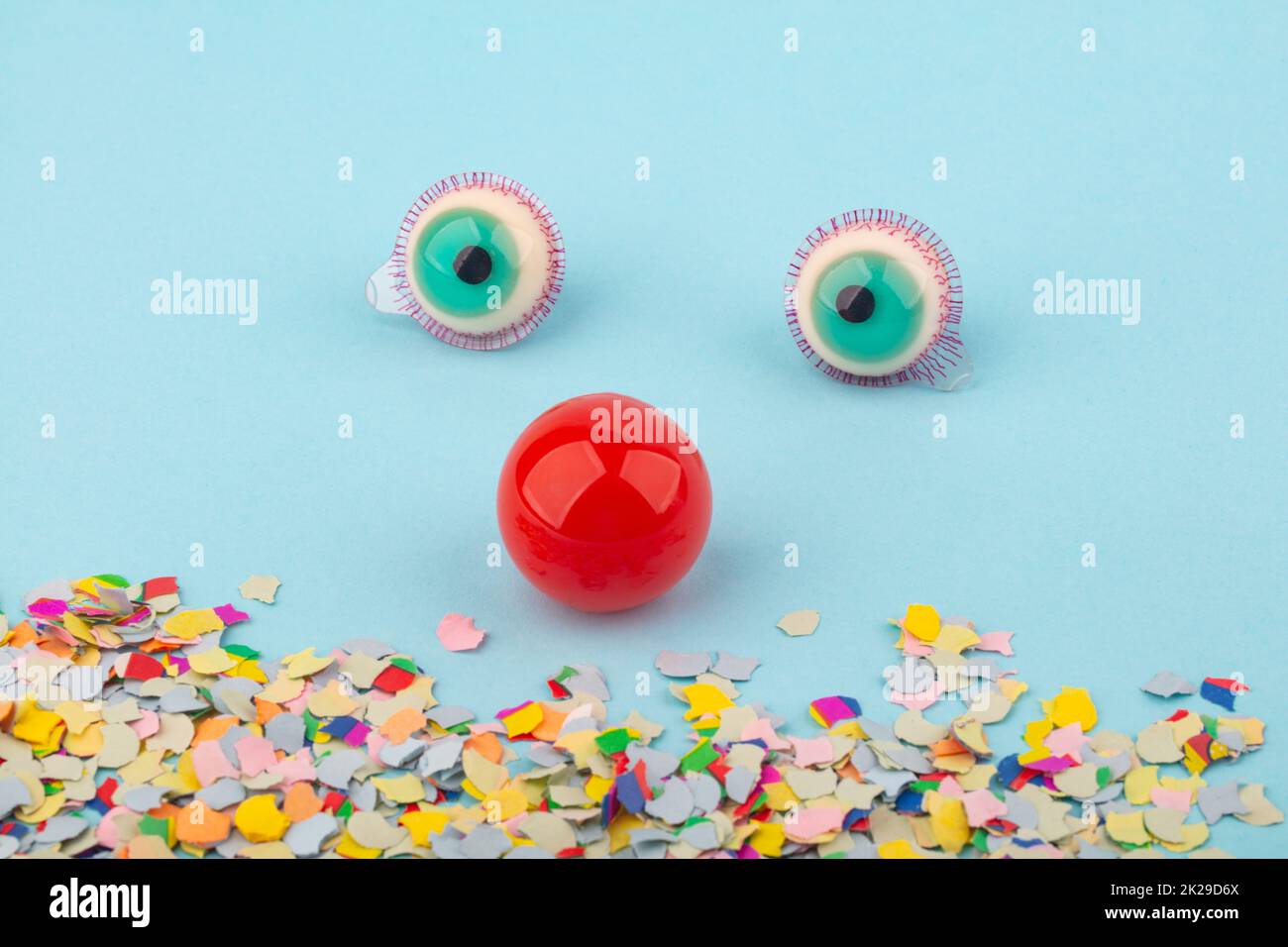 Rote Nase und große Augen mit Konfetti Stockfoto