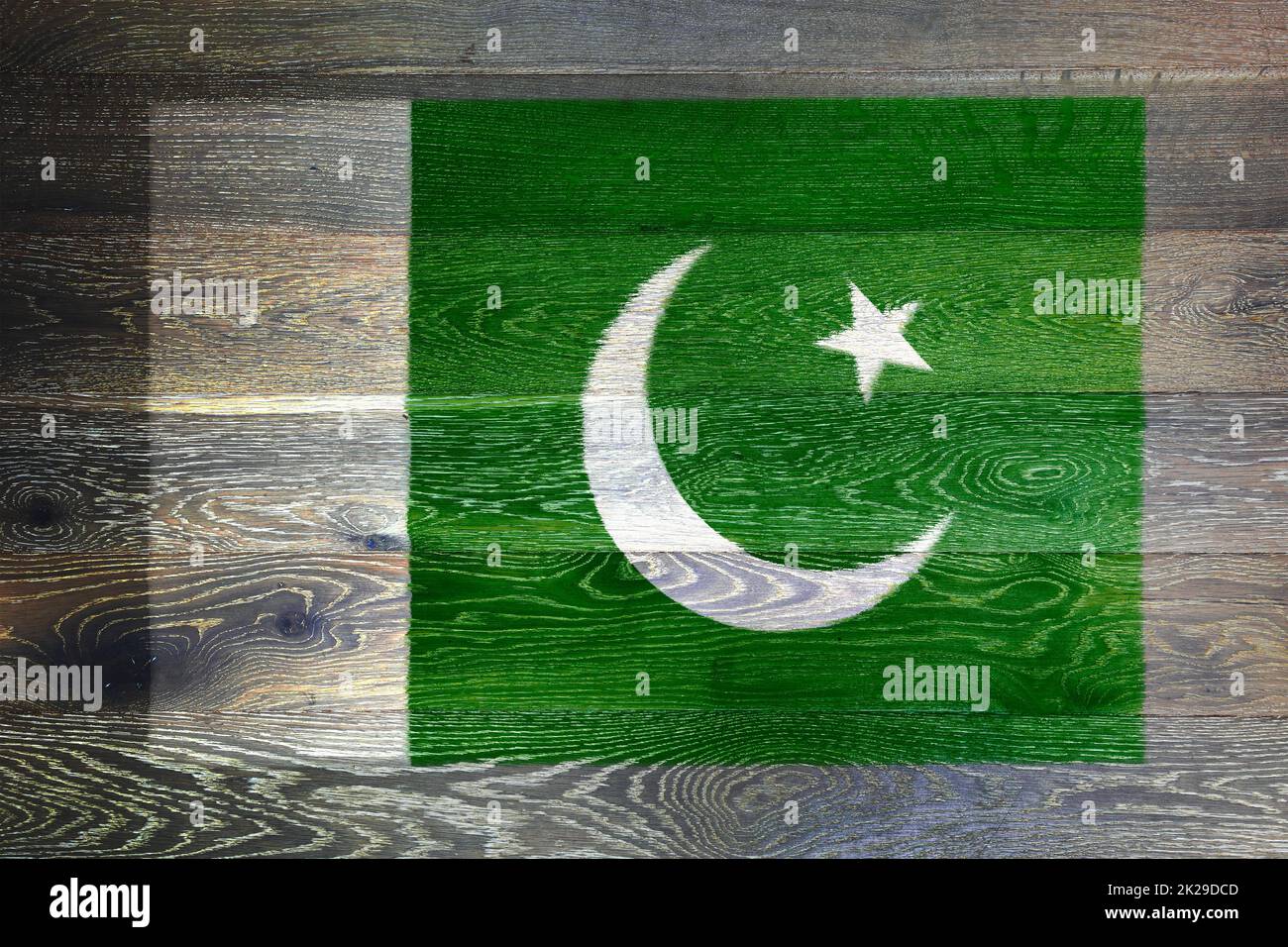 Pakistan-Flagge auf rustikalem alten Holz Oberfläche Hintergrund Stockfoto