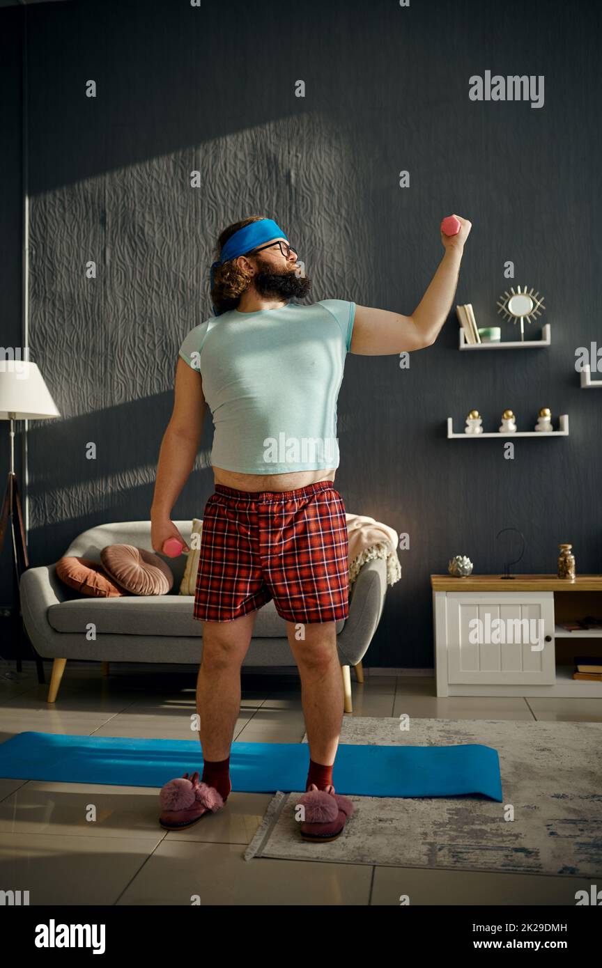 Comic serious Fat Mann Ausübung mit Gewichten Stockfoto