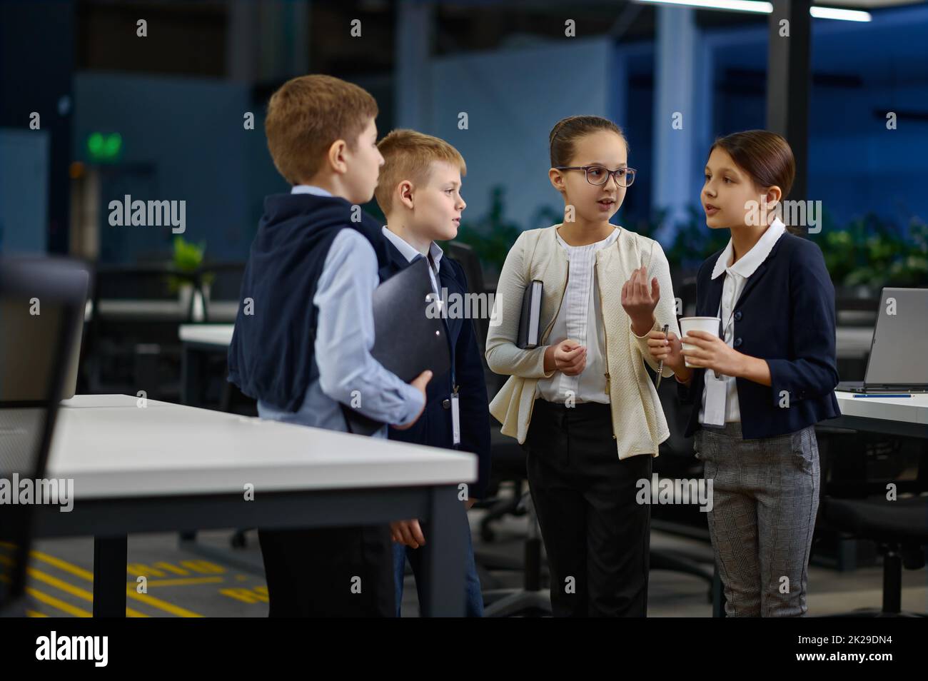 Das Business-Team der Kinder diskutiert die Arbeit im Büro Stockfoto