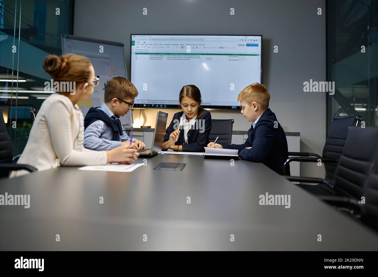 Diskussion des Business-Teams für Kinder bei der Gruppenbesprechung Stockfoto