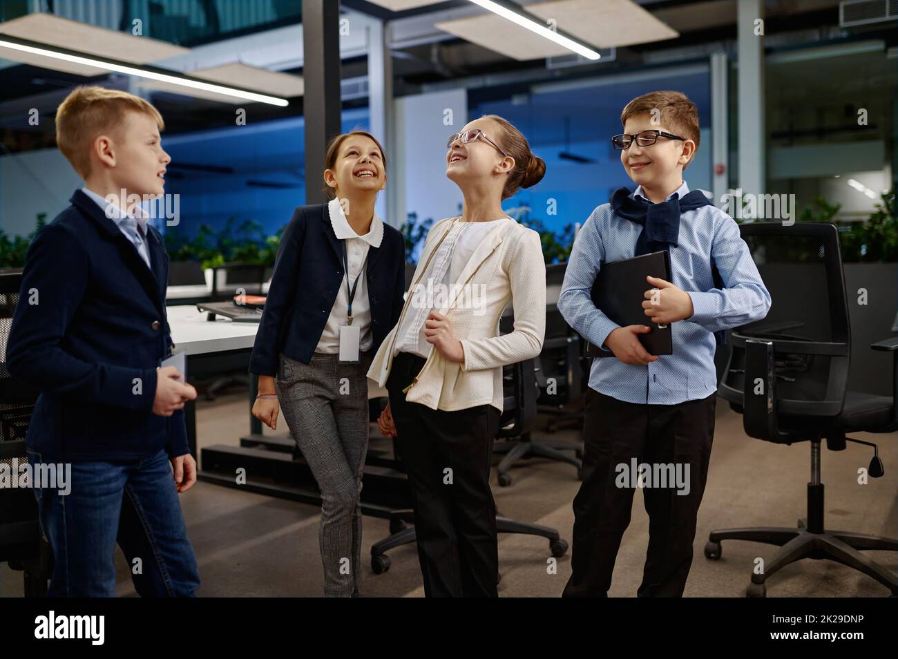 Positive Kinder lachen im Büro Stockfoto