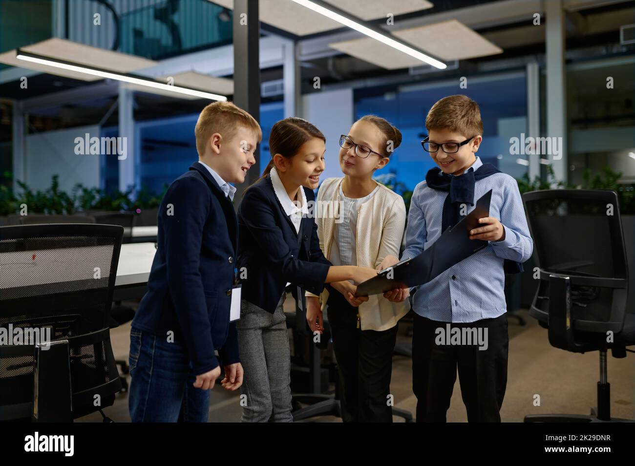 Positive Kinder lachen im Büro Stockfoto
