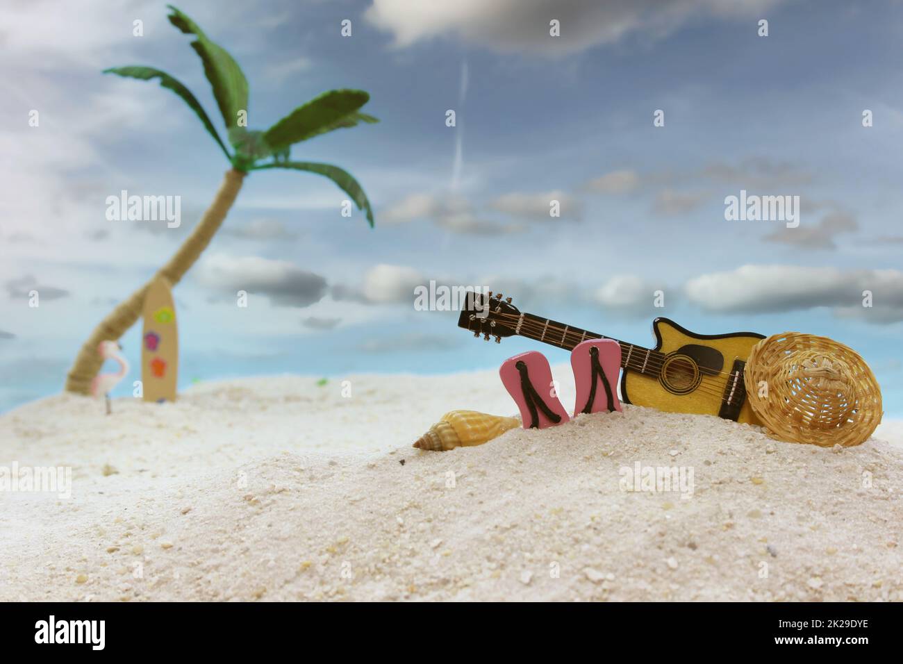 Gitarre und Sea Shell am Strand mit Palmen im Hintergrund Stockfoto