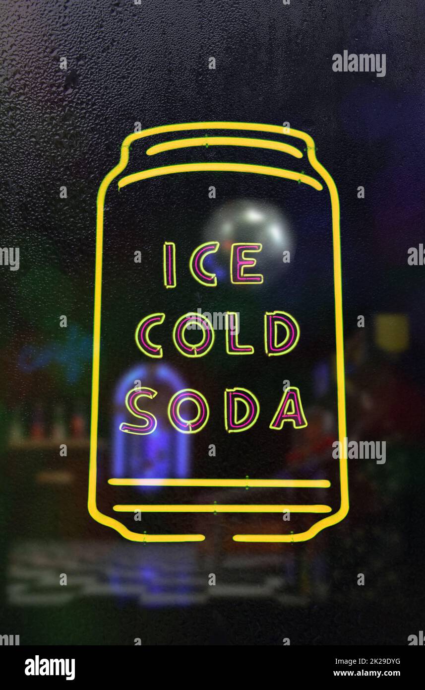 Neon Ice Cold Cola-Schild im regnerischen, nassen Fenster Stockfoto