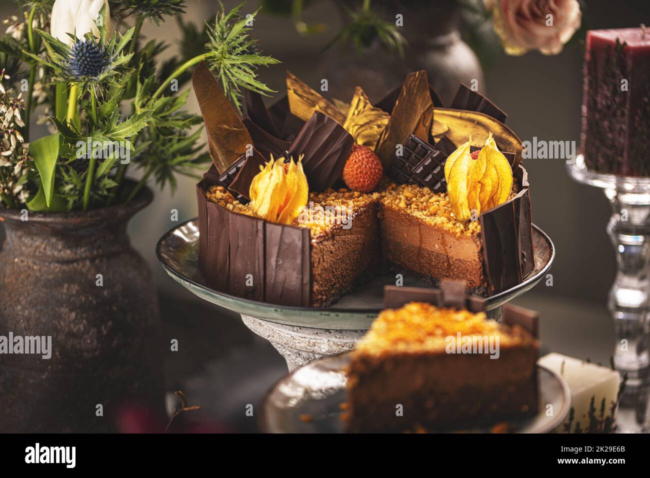 Stillleben von Schokoladenmousse-Kuchen Stockfoto