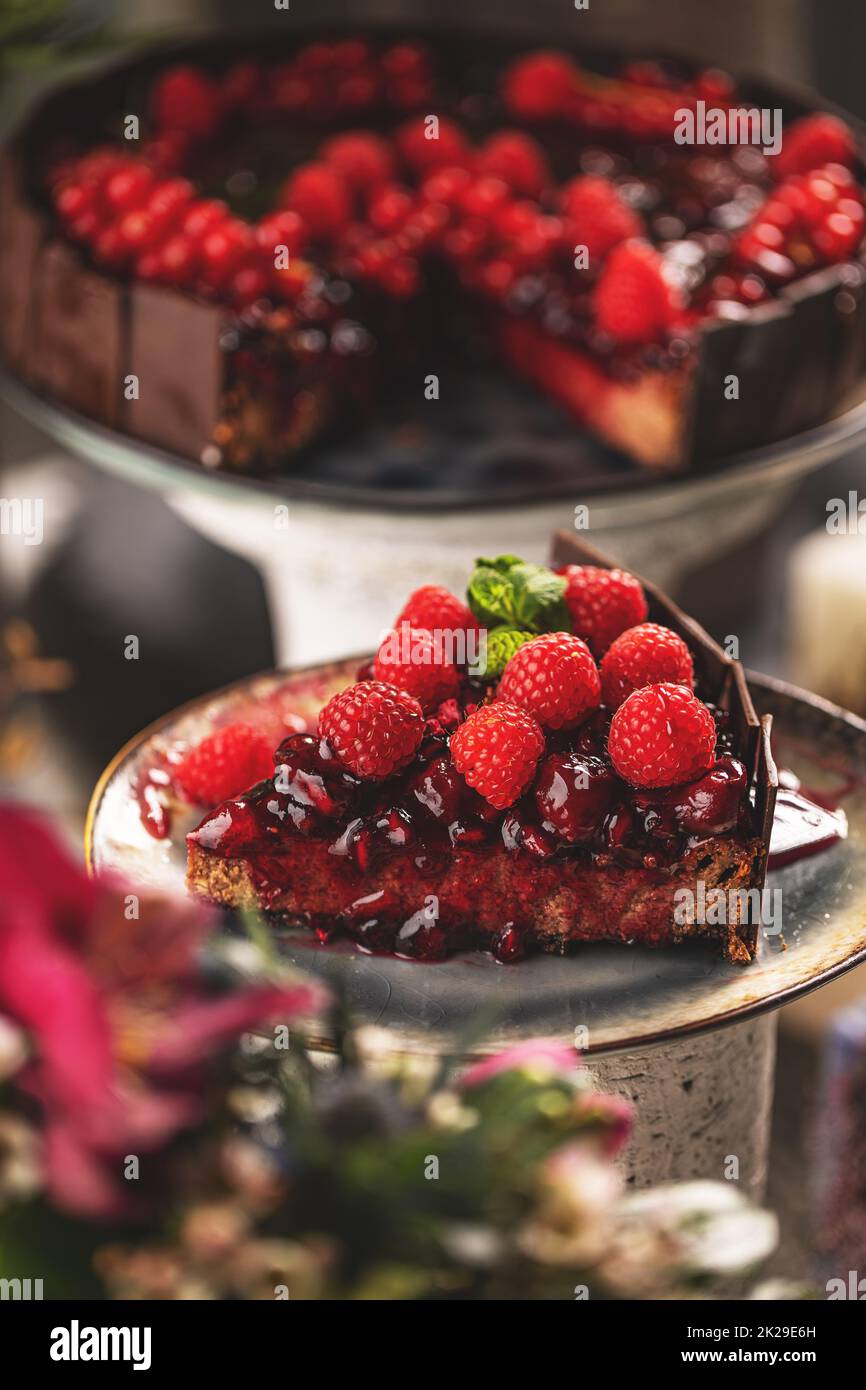 Ein Stück Schokoladenkuchen mit Kirschsoße Stockfoto