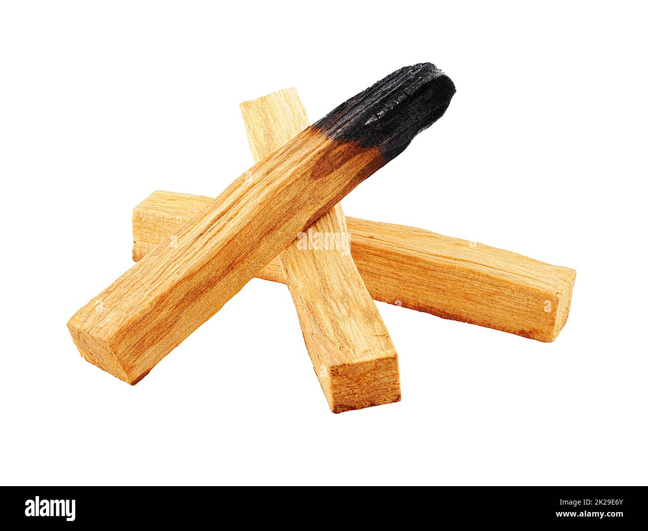 Drei Holzstäbchen palo santo isoliert Stockfoto