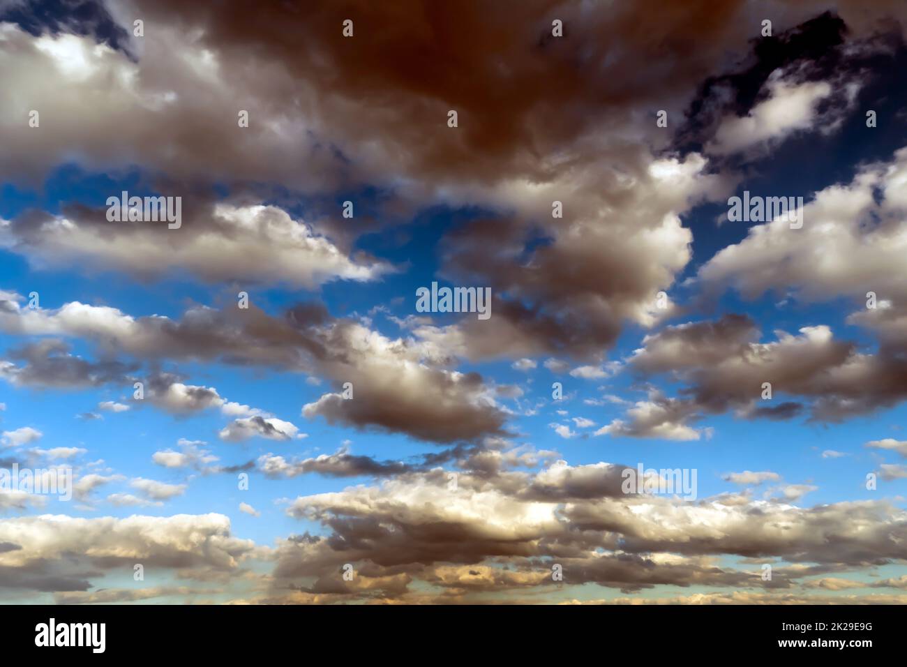 Panoramablick auf den blauen Himmel mit Wolken in Bewegung. Blick auf den blauen Himmel mit Wolken in Bewegung. Schönes Wetter mit klarem Himmel. Himmlisches Licht. Dramatischer Himmel mit Wolken Stockfoto