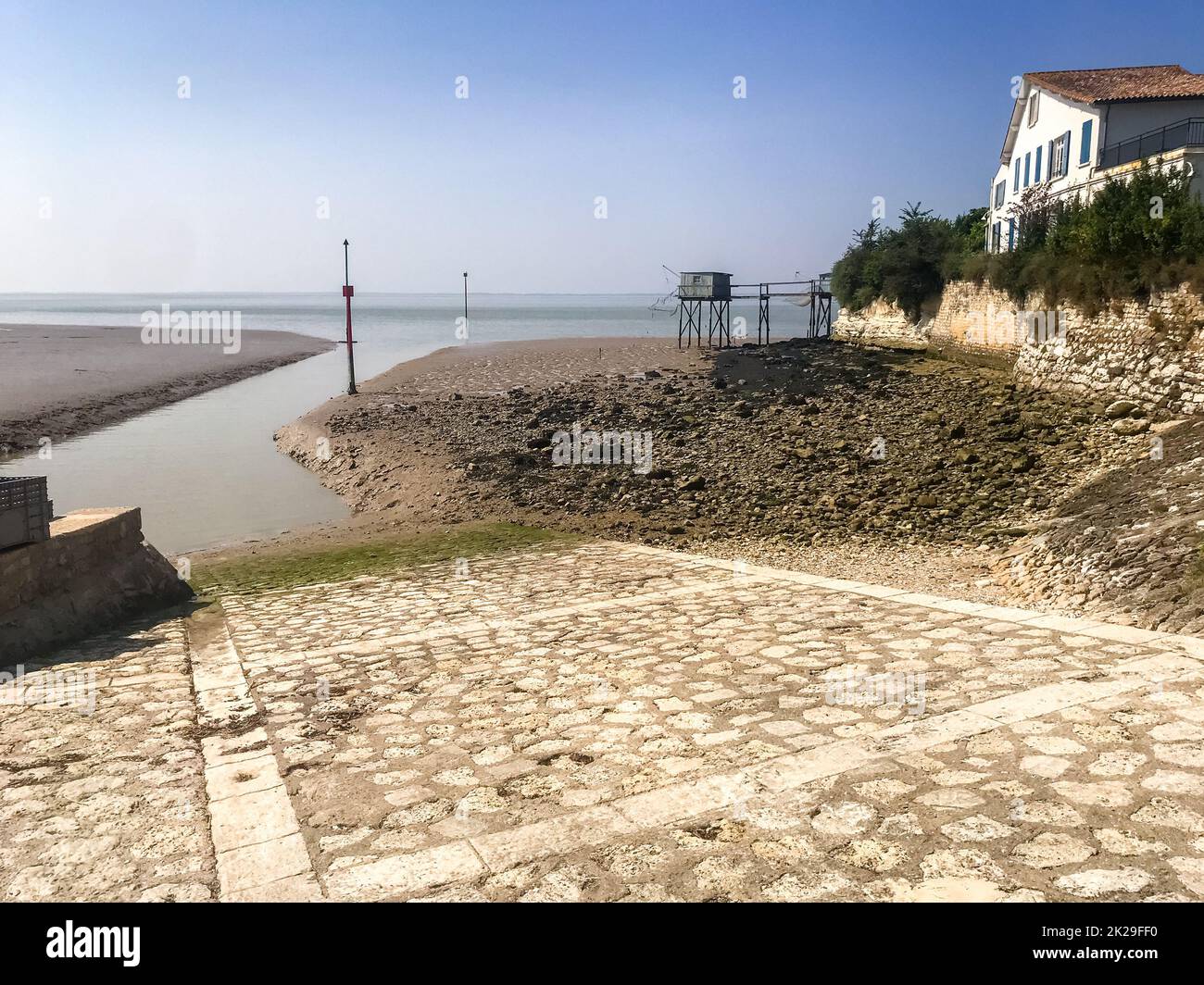 Traditionelle Angelkabine und -Netz - Carrelet - Talmont sur Gironde, Frankreich Stockfoto