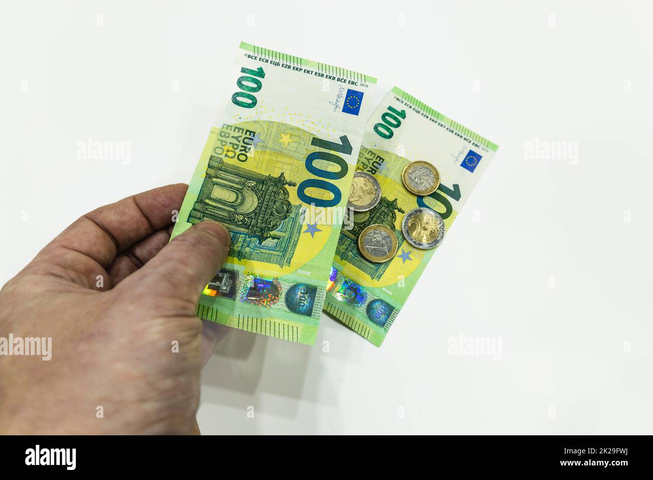 Männlicher Arm mit 100 Euro-Schein. Sparkonzept Stockfoto