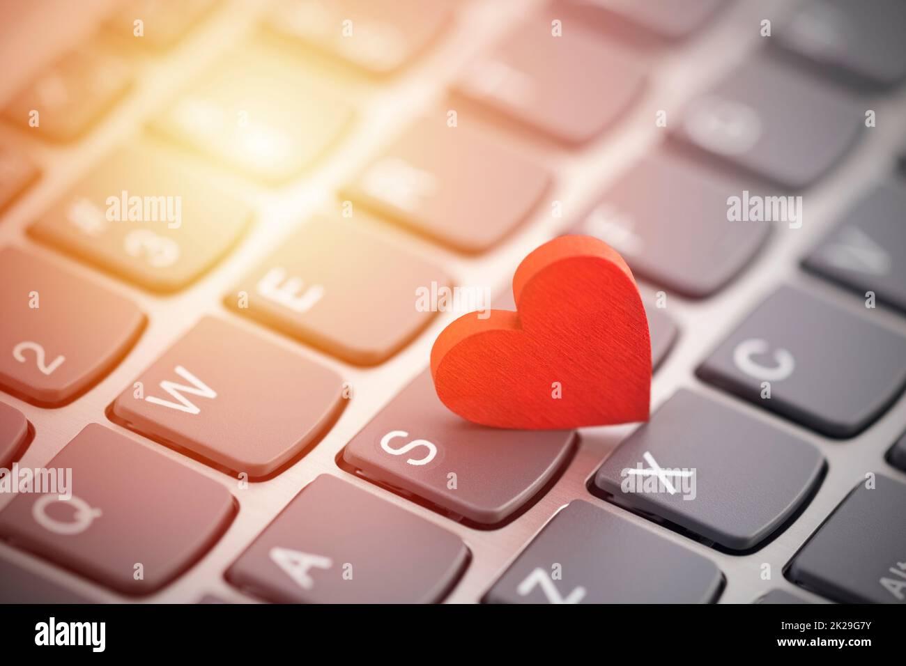 Kleine rote Herz auf der Computertastatur. Internet-dating-Konzept. Stockfoto