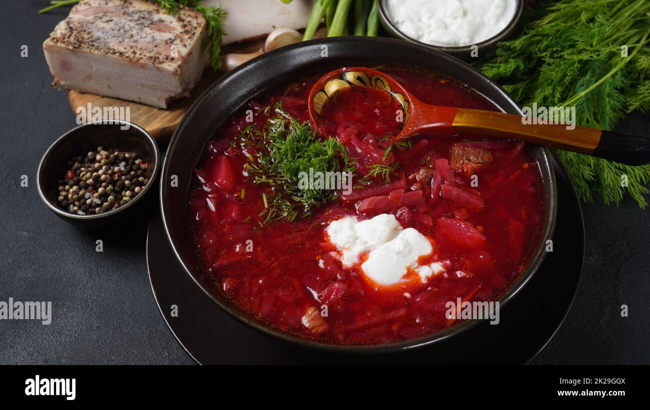 Russischer Borschtsch (traditionell) aus der Ukraine. Schüssel mit Rote-Beete-Wurzel-Suppe Borsch mit weißer Sahne. Rüben-Wurzelsuppe. Traditionelle ukrainische Küche Stockfoto