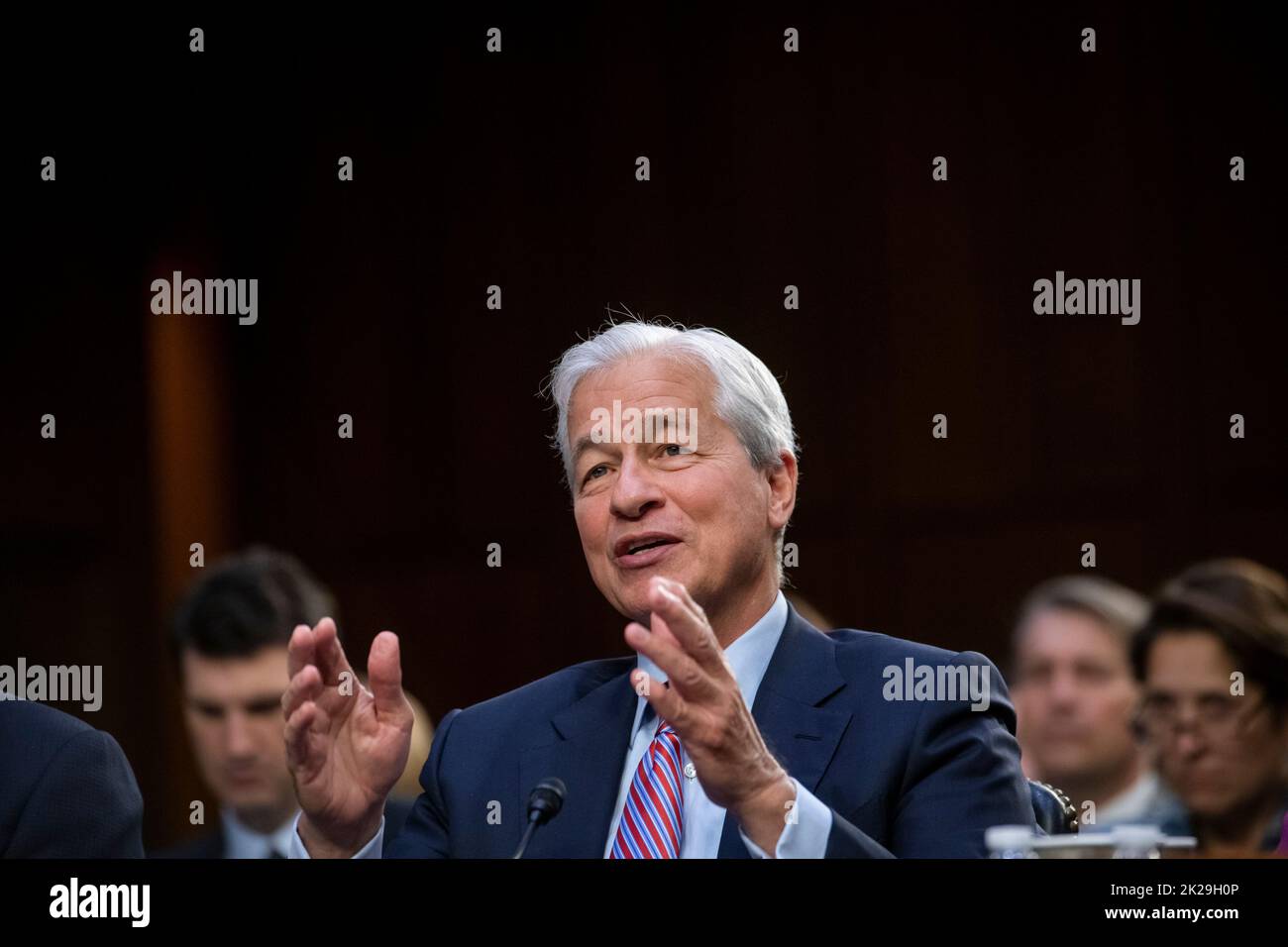 Jamie Dimon, Chairman und CEO von JPMorgan Chase & Co., beantwortet Fragen während einer Anhörung des Senatsausschusses für Banken, Wohnungsbau und Stadtangelegenheiten, bei der die größten Banken des Landes im Hart Senate Office Building in Washington, DC, am Donnerstag, den 22. September 2022 untersucht wurden. Kredit: Rod Lamkey/CNP /MediaPunch Stockfoto