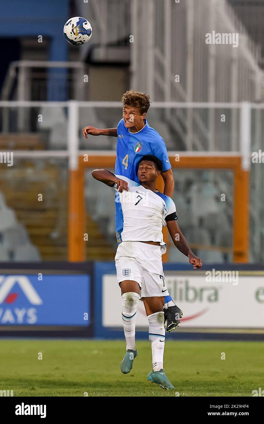 Giorgio Scalvini (Italien U21)Rhian Brewster (England U21) während des UEFA 'Under 21 Georgia-Romania 2023 Qualifikationsspiels zwischen Italien U21 0-2 England U21 im Adriatico Stadium am 22. September 2022 in Pescara, Italien. Quelle: Maurizio Borsari/AFLO/Alamy Live News Stockfoto