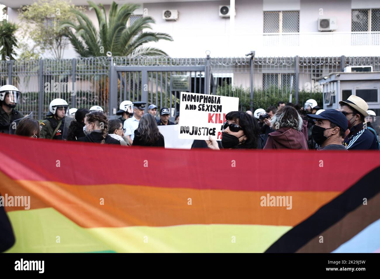 Athen, Griechenland. 22. September 2022. Eine Frau hält ein Plakat mit der Aufschrift „Homophobie und Sexismus töten. Keine Gerechtigkeit, kein Frieden", vor der iranischen Botschaft von Athen. Anlässlich des Todes der 22-jährigen Kurdin Mahsa Amini auf einer Polizeiwache in Teheran demonstrierten in Athen Demonstranten, die sich mit dem iranischen Volk und gegen die iranische Regierung solidarisch zeigten. Kredit: SOPA Images Limited/Alamy Live Nachrichten Stockfoto