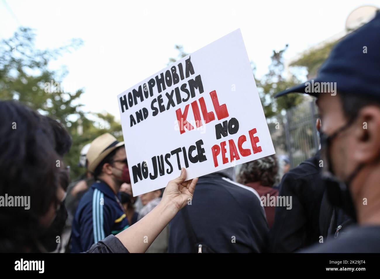 Athen, Griechenland. 22. September 2022. Eine Frau hält ein Plakat mit der Aufschrift „Homophobie und Sexismus töten. Keine Gerechtigkeit, kein Frieden", vor der iranischen Botschaft von Athen. Anlässlich des Todes der 22-jährigen Kurdin Mahsa Amini auf einer Polizeiwache in Teheran demonstrierten in Athen Demonstranten, die sich mit dem iranischen Volk und gegen die iranische Regierung solidarisch zeigten. (Foto von Maria Makraki/SOPA Images/Sipa USA) Quelle: SIPA USA/Alamy Live News Stockfoto