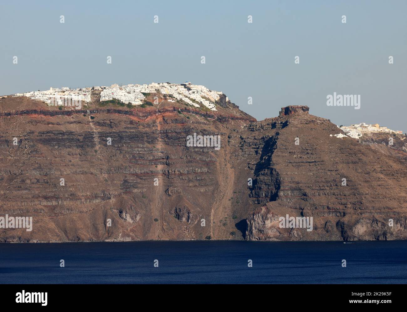 Panoramablick auf die Caldera-Klippen von Santorini vom Dorf Oia auf der Insel Santorini, Griechenland Stockfoto