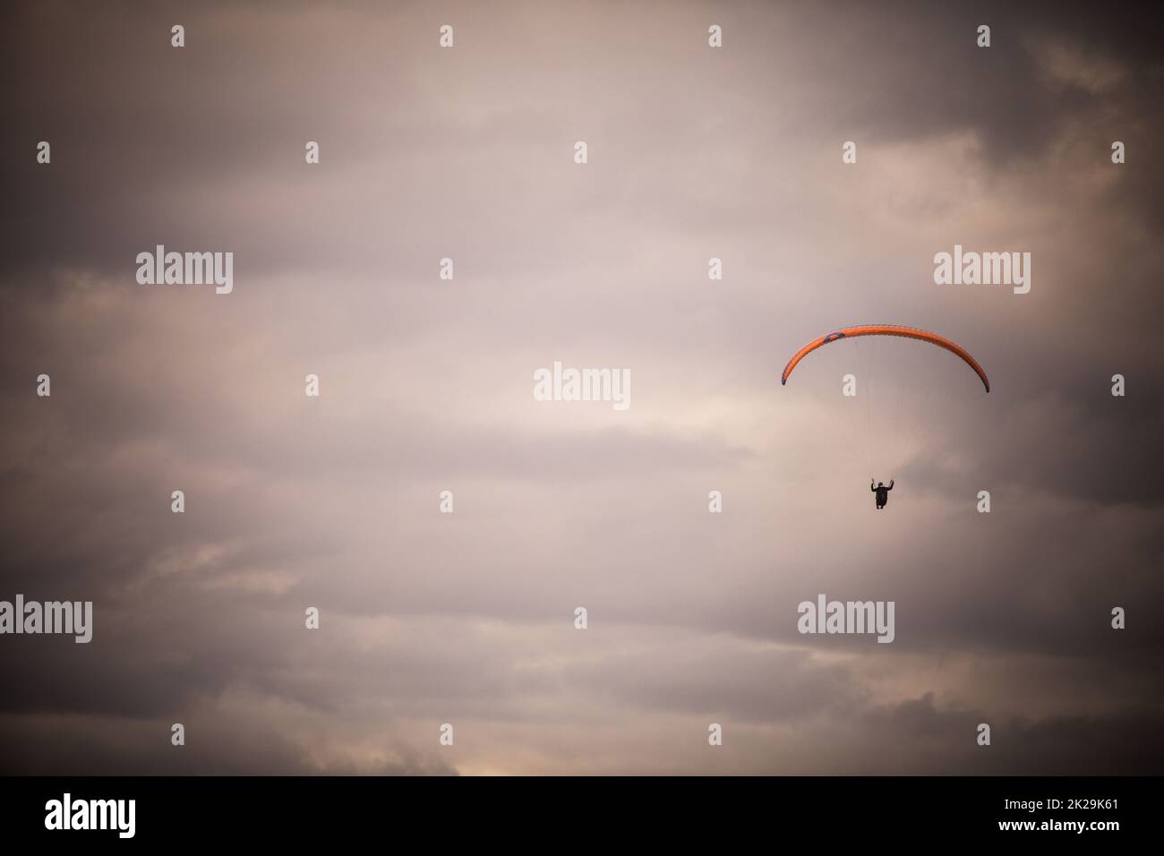 Gleitschirmfliegen allein, gegen einen bewölkten Himmel Stockfoto Gleitschirmfliegen allein, gegen einen bewölkten Himmel Stockfoto