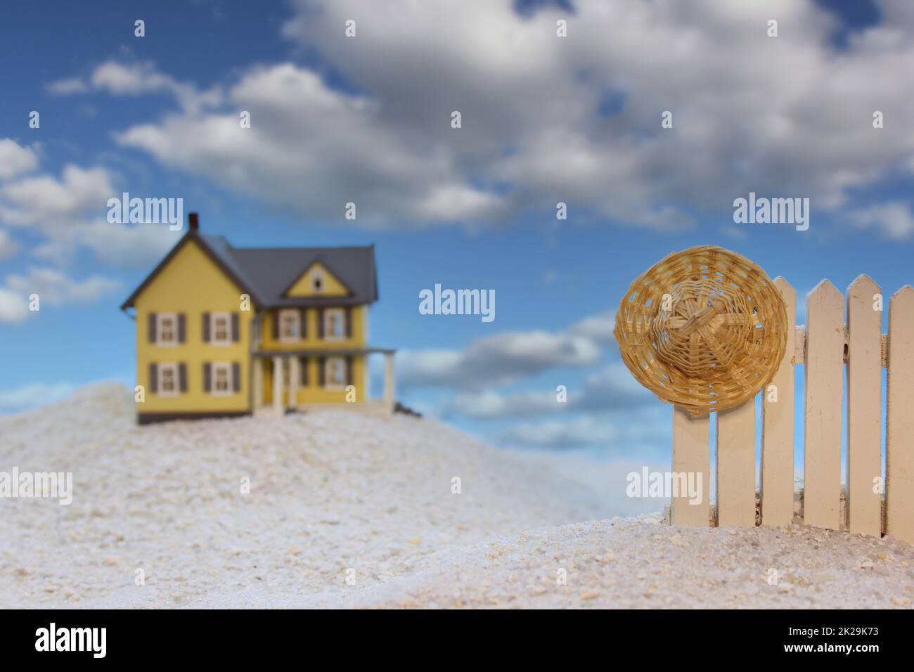 Strandhaus mit Pickett Fence und Sonnenhut seichter Freiheitsstatue Stockfoto