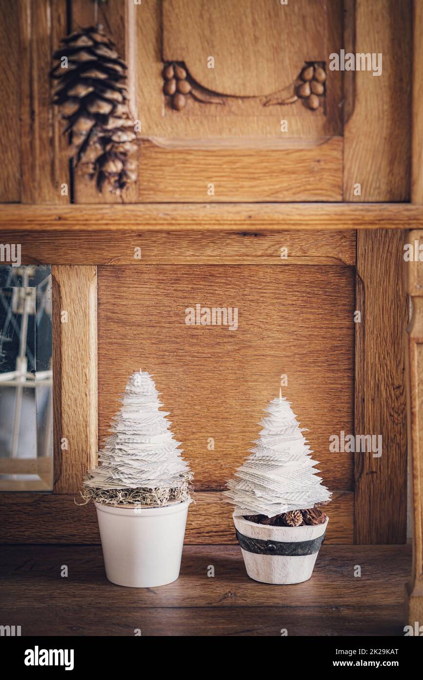 Papier-Weihnachtsbäume Stockfoto