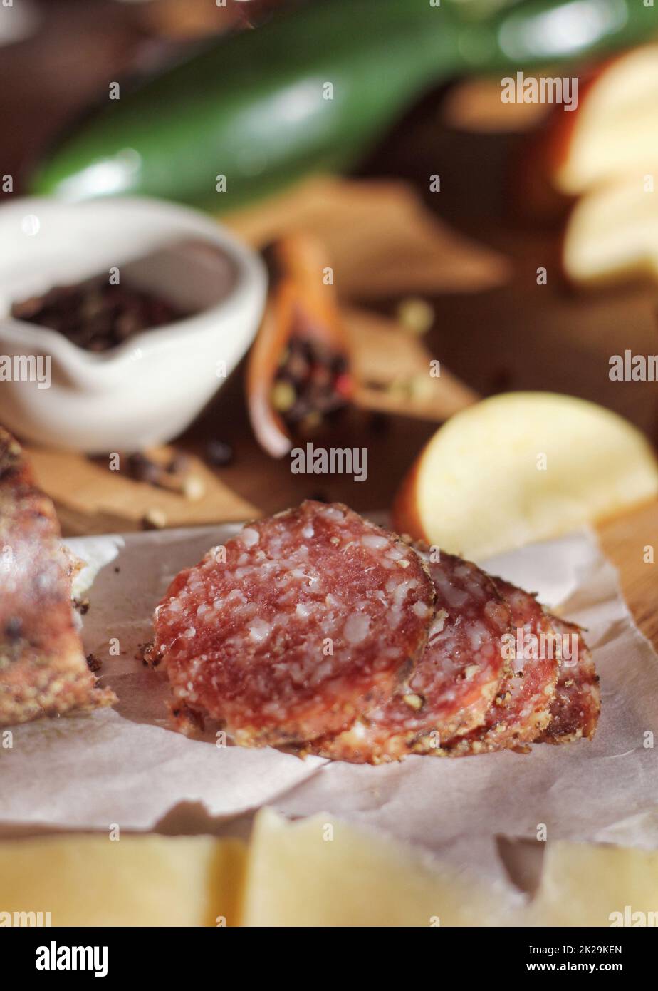Peppercorn Salami auf Tablett mit englischem und irischem Käse, in ...