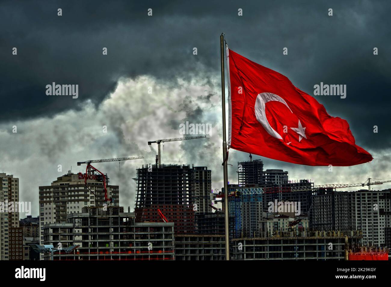 die türkische Flagge, die vor der Baustelle in istanbul wehte, die dichte Bevölkerung in istanbul, kein Naturstaub, keine Sonne Stockfoto