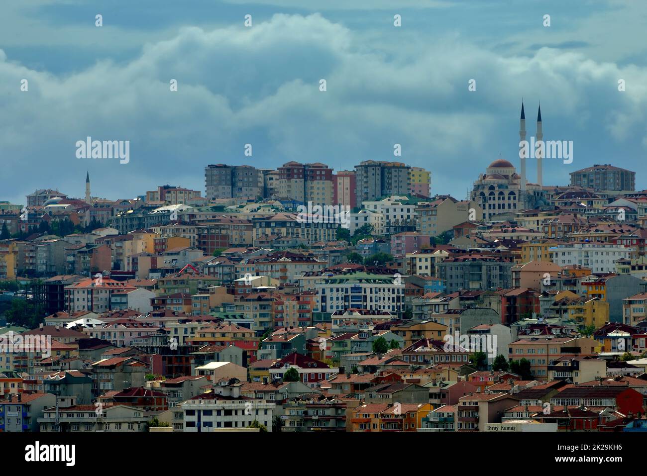 Panoramablick über die wohngegend von istanbul, wolkiger Himmel, keine sonnendichte Einwohnerzahl Stockfoto