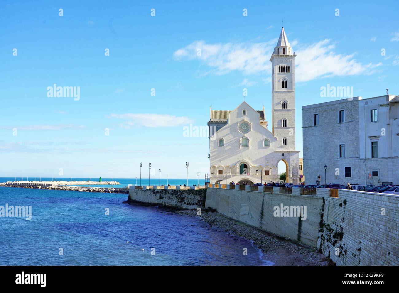 Kathedrale von Trani mit Meereslandschaft, Trani, Apulien, Italien Stockfoto