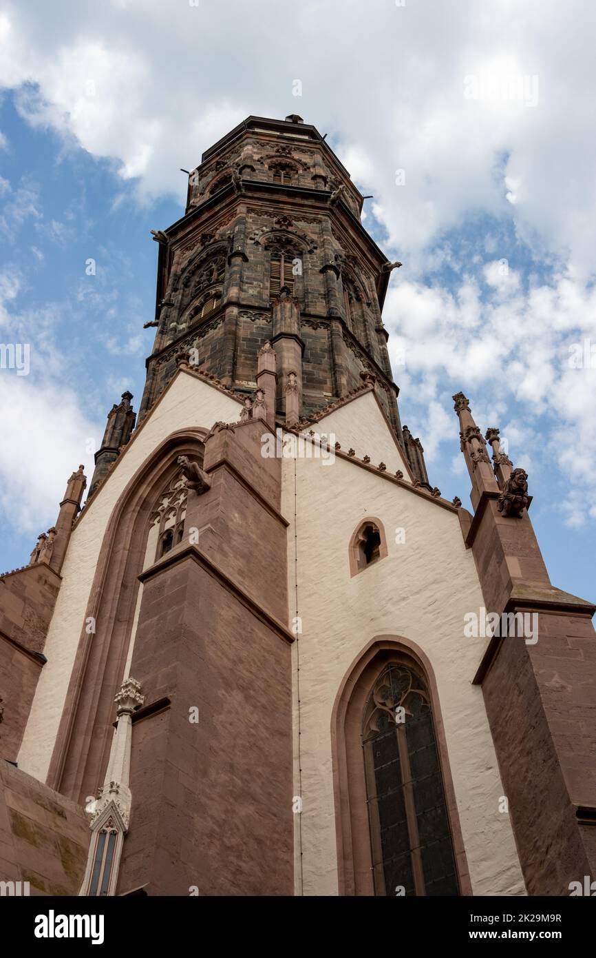 Die evangelische Lutherische Pfarrkirche St. Jacobi in der Altstadt von Göttingen in Niedersachsen ist eine gotische Kirche mit drei Schiffen, die zwischen 1361 und 1433 erbaut wurde. Der Kirchenpatron ist James der Ältere. Mit 72 Metern Höhe ist der Kirchturm das höchste Gebäude Stockfoto