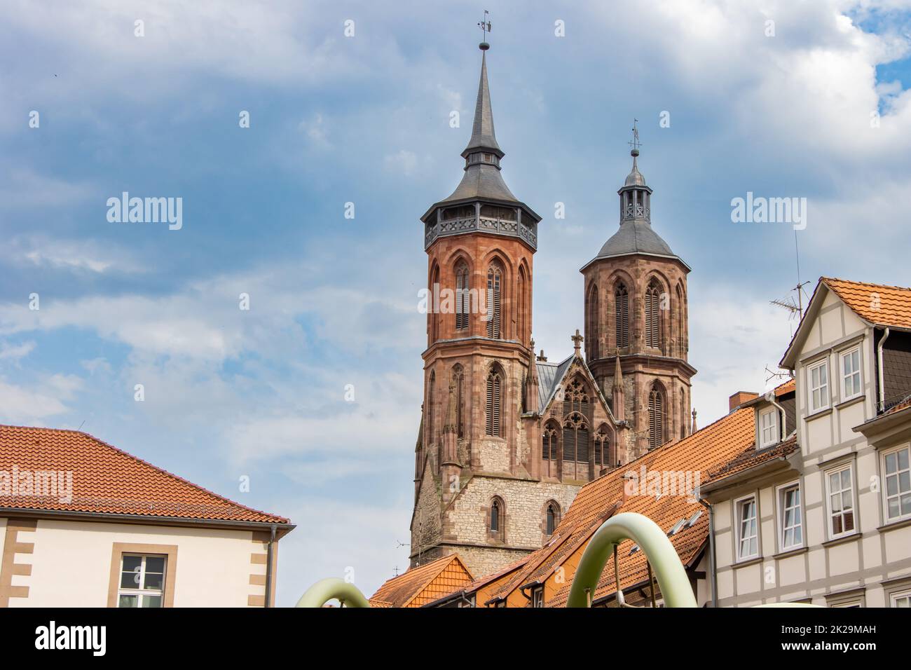 Das St. Die Johanniskirche in der Altstadt von GÃ¶ttingen in Niedersachsen ist eine gotische Kirche aus dem 14.. Jahrhundert mit drei Schiffen. Mit seinen Türmen, die aus der Ferne sichtbar sind, ist es eines der Wahrzeichen der Stadt. Ihr Schutzpatron ist Johannes der Täufer. Stockfoto