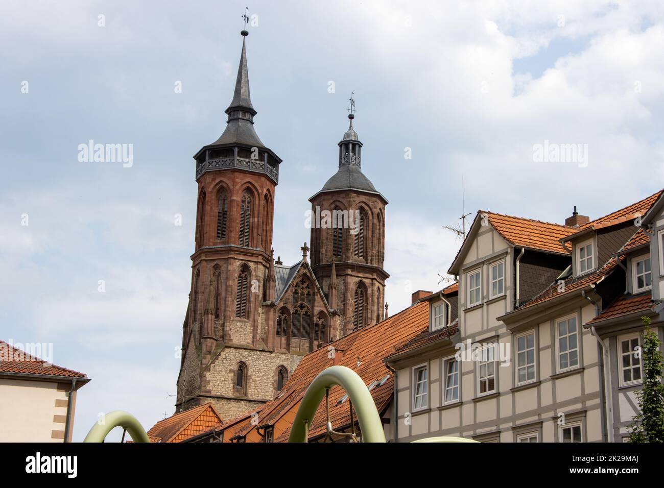 Das St. Die Johanniskirche in der Altstadt von GÃ¶ttingen in Niedersachsen ist eine gotische Kirche aus dem 14.. Jahrhundert mit drei Schiffen. Mit seinen Türmen, die aus der Ferne sichtbar sind, ist es eines der Wahrzeichen der Stadt. Ihr Schutzpatron ist Johannes der Täufer. Stockfoto